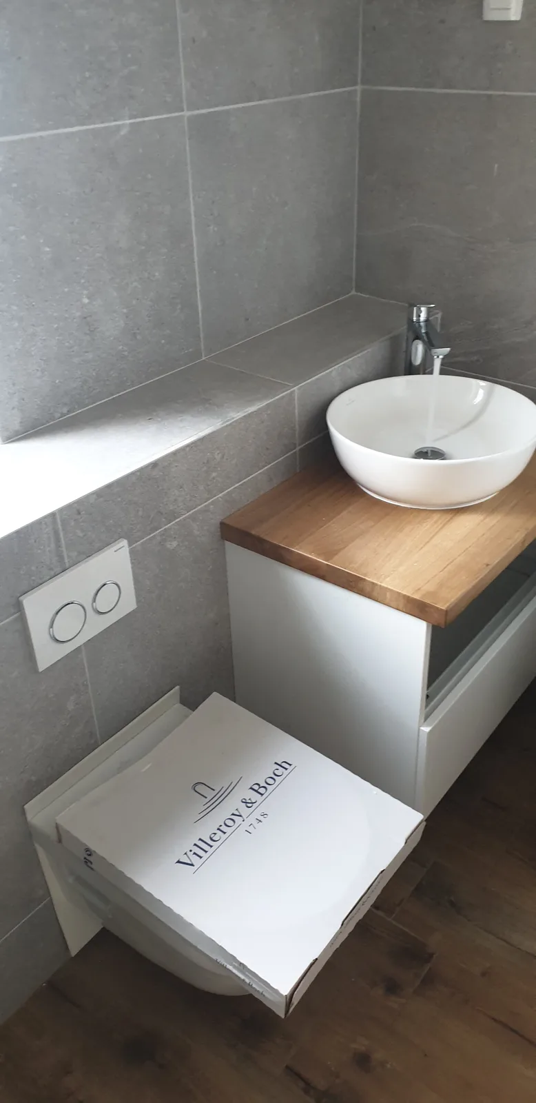 Trokut — Ugrađeni umivaonik i konzolna WC školjka